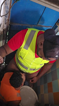 El baño de la construcción se convirtió en una puta
