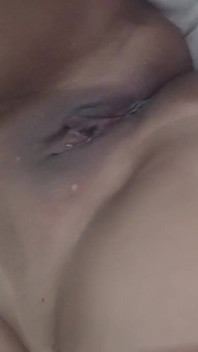 I licked my maid's pussy in the hotel and put my dick in her pussy.
