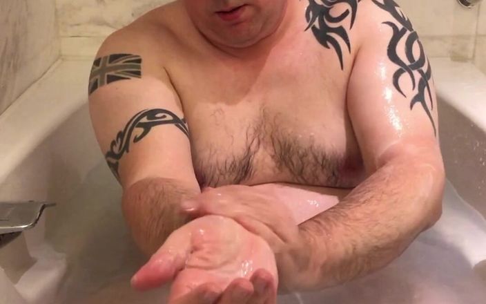 Uktattooedchub: Gros mec pulpeux dans le bain