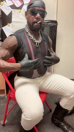 Black Muscle: 黒のボディービルダーの喫煙、ポージング、筋肉の屈曲&。カミング