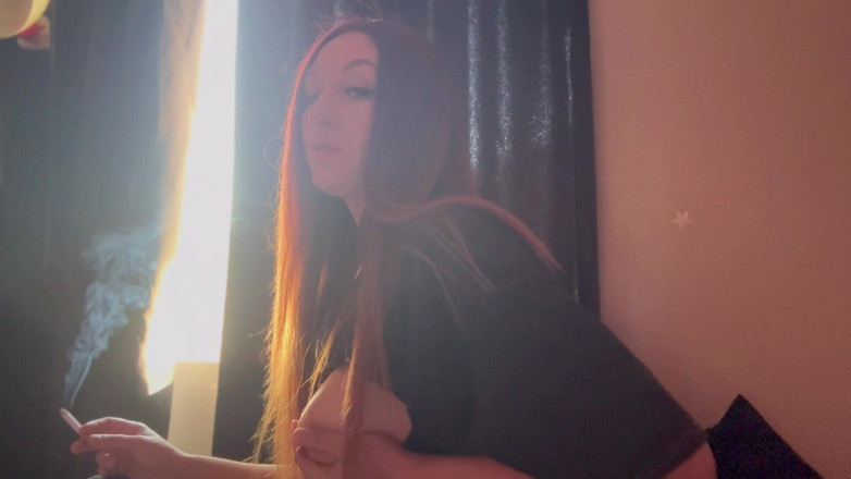 Artemisia Love: 이탈리아 거유 밀프 긴 머리 솔로 흡연 담배 페티쉬 Sesh 그녀의 보짓물 젖탱이를 보여주는 Sesh