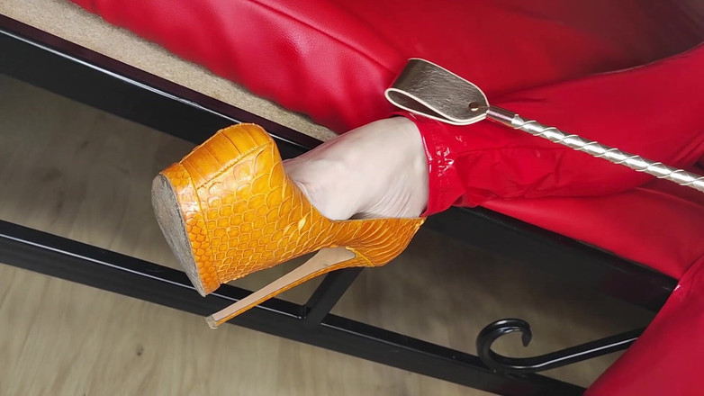 Princess18_: Dewi menggodamu dengan sepatu bot dan sepatu hak tinggi yang...