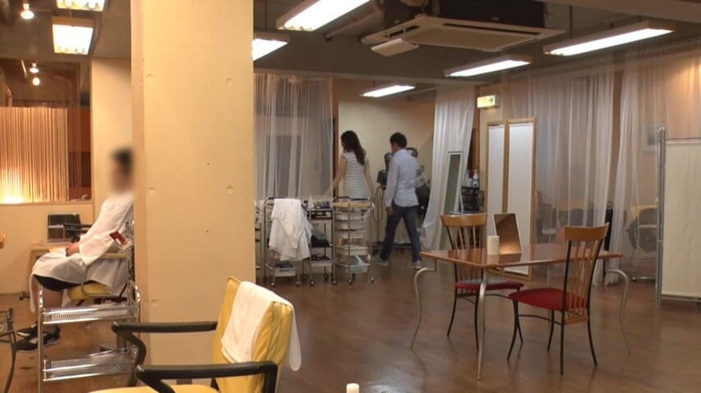 CherryBONBON: 彼女の目があなたの目と釘付けになる美容室。