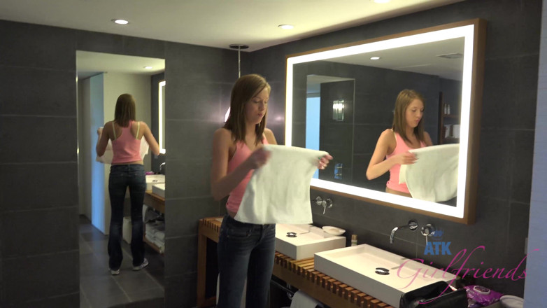 ATK Fans (Girlfriends): Elle enlève sa culotte sale pour faire pipi et s'amuse...
