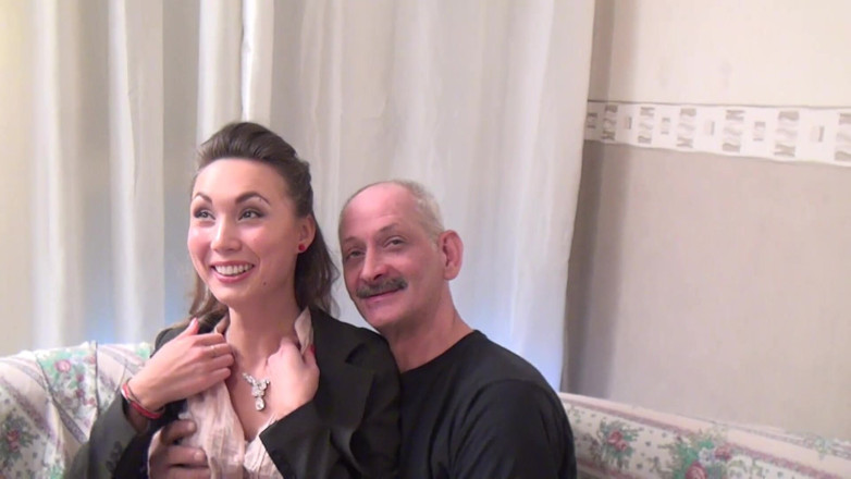 Paris Jango: Ruská panenka 22 let s malými prsy miluje gangbang!