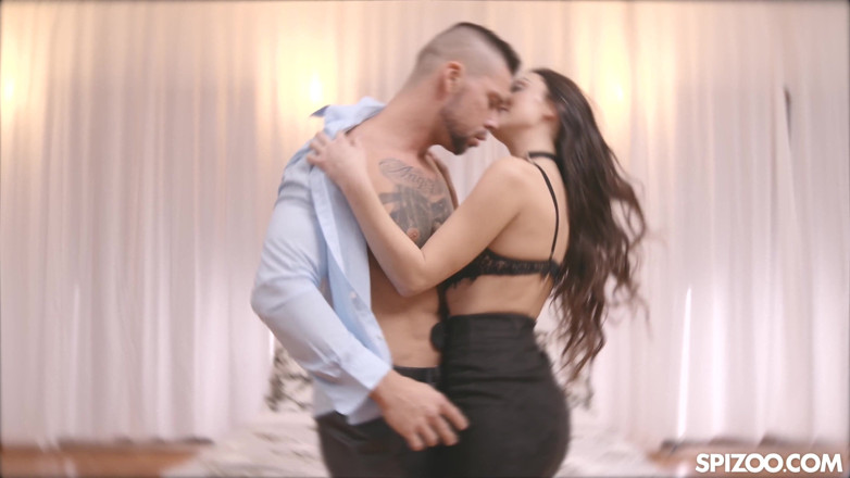 Spizoo: Morena caliente Katy Rose obtiene una boca llena de esperma