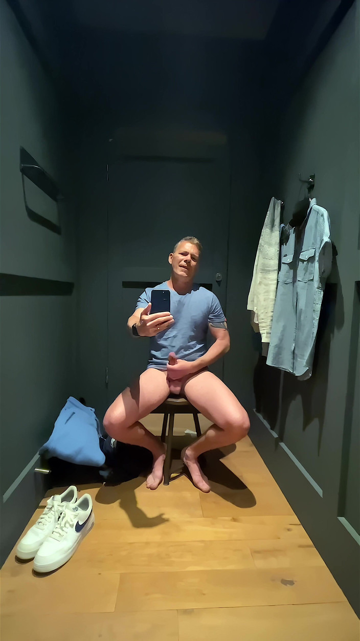 NakedFoxx: Branlette risquée dans la cabine d’essayage : le prochain mec me...