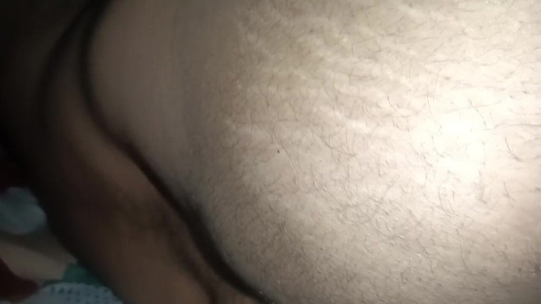pooja99999: Desi Pooja Bhabhi hade sex med ljusen släckta