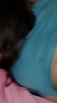Leche goteando de su coño