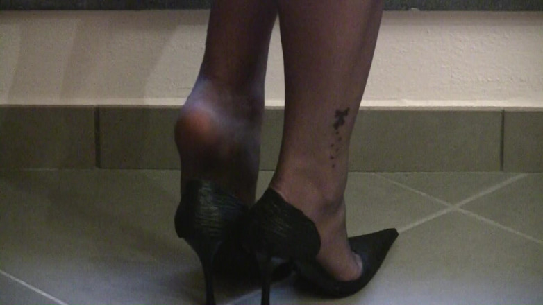 Nyllady: Pronk met nieuwe zwarte decollet