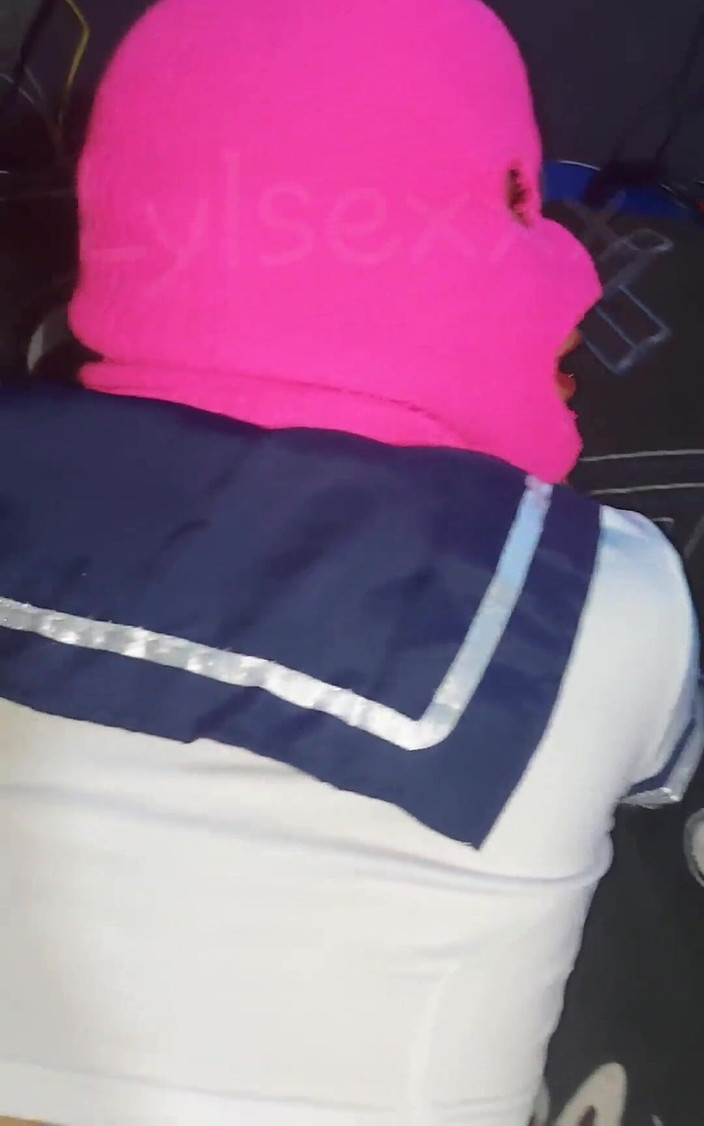 Lylsexxx: 宅男荡妇喜欢在玩电子游戏时被性交