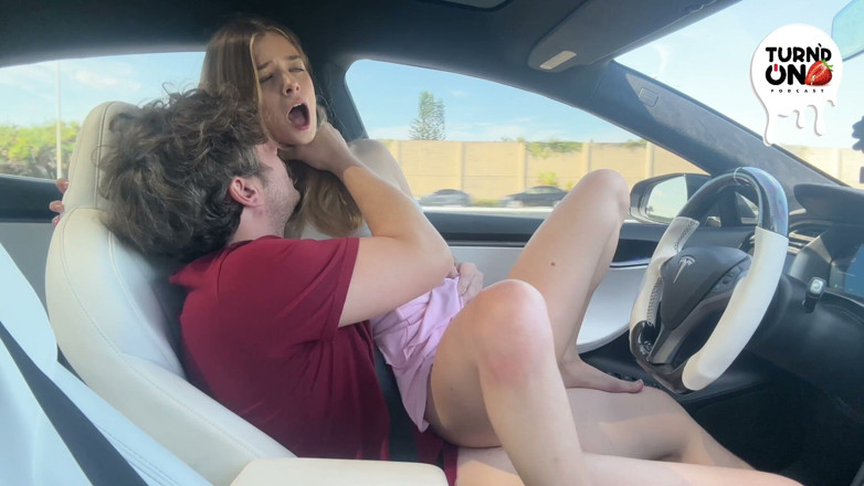 Luke Cooper: Petite slut Molly Little recebe sua garganta fodida no Tesla