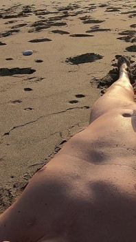 Strandavrunkning: Skönhet i bikini får honom att få en enorm spermasprut på stranden