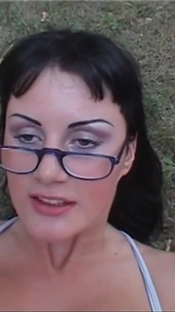 Seksowna brunetka MILF cycata dupa jebana i wytryski w ustach przez Monster Black Cock Vintage