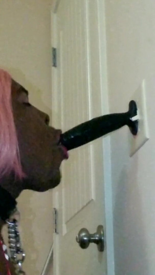 Kyla Throatz: Kyla Throatz lagi asik nyepong dildo