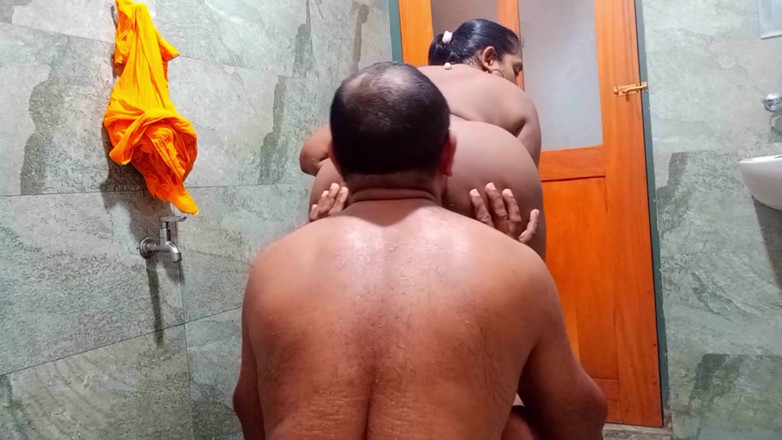 Naughty Jaanu: Indyjska bogini desi znalazła niewolnika do lizania, wyczyścić jej dziurę...
