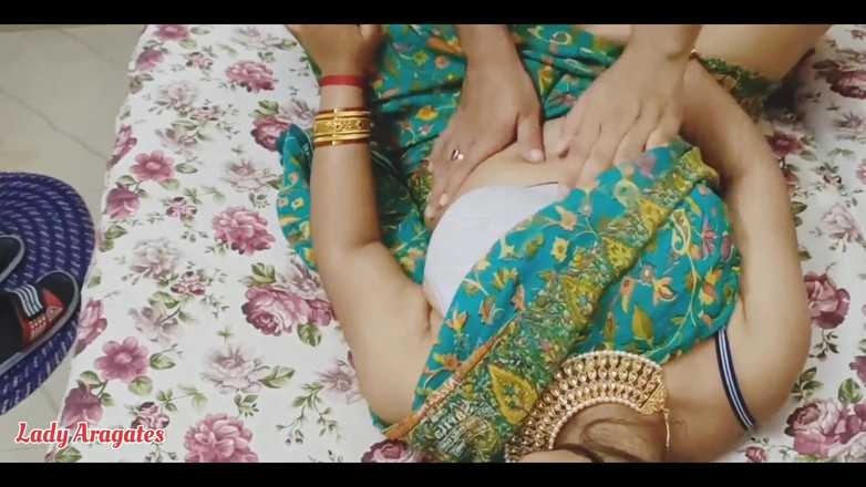 Hotty Jiya Sharmaa: Al mattino presto cazzo la mia cameriera in cucina quando...