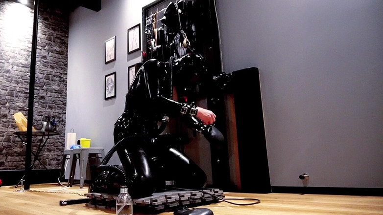 Hooded June: Gefesselt mit dem Sybian in einer ernsthaften selbstbondage