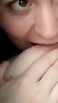性感的女巨人吮吸自己的奶子并呻吟