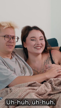 Adik tiri memberikan abang tirinya blowjob rahsia di bawah selimut semasa teman wanitanya menonton filem