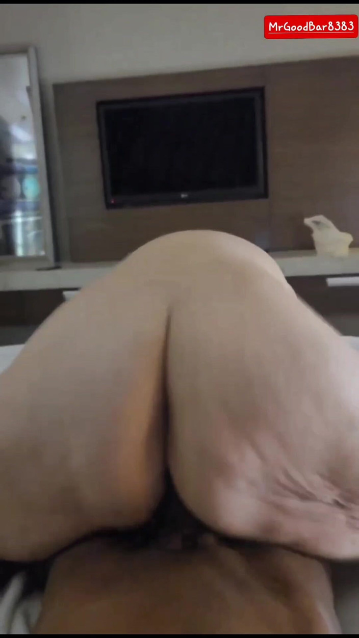 MrGoodBar LongJohnson: Cougar che rimbalza quel culo sul mio cazzo edizione rallentatore