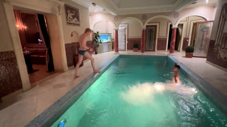 Ethan Lestray: 两个大鸡巴男人在桑拿房里互相操并射在对方身上