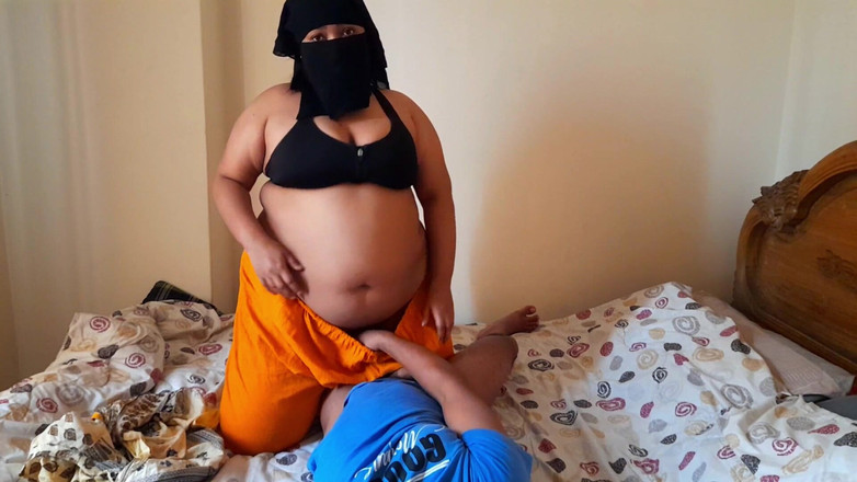 Aria Mia: Enorme culo y enormes tetas colgantes madrastra ayuda a su...