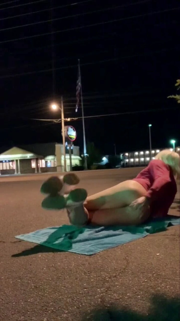 CindieLove: Ahli pameran dildo banci seksi di luar yang berisiko liar