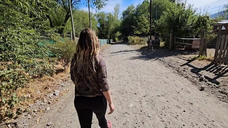 Keilafilms: 나는 길을 따라 늙은 친구를 만나 그에게 섹스를 권유해