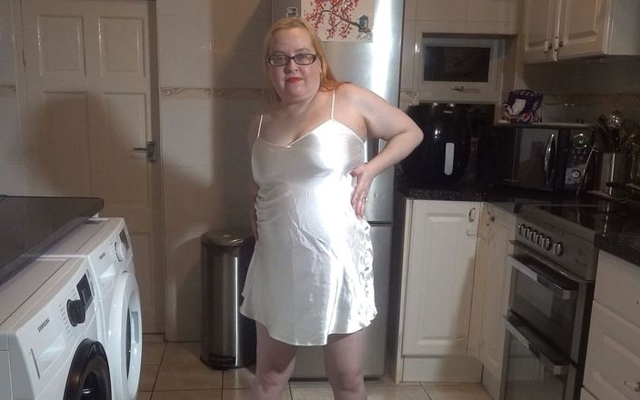 Horny vixen: Striptease seda camisón sexy