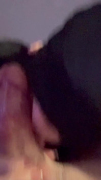 Onderdanige vrouw met een kap en zuigt aan mijn pik