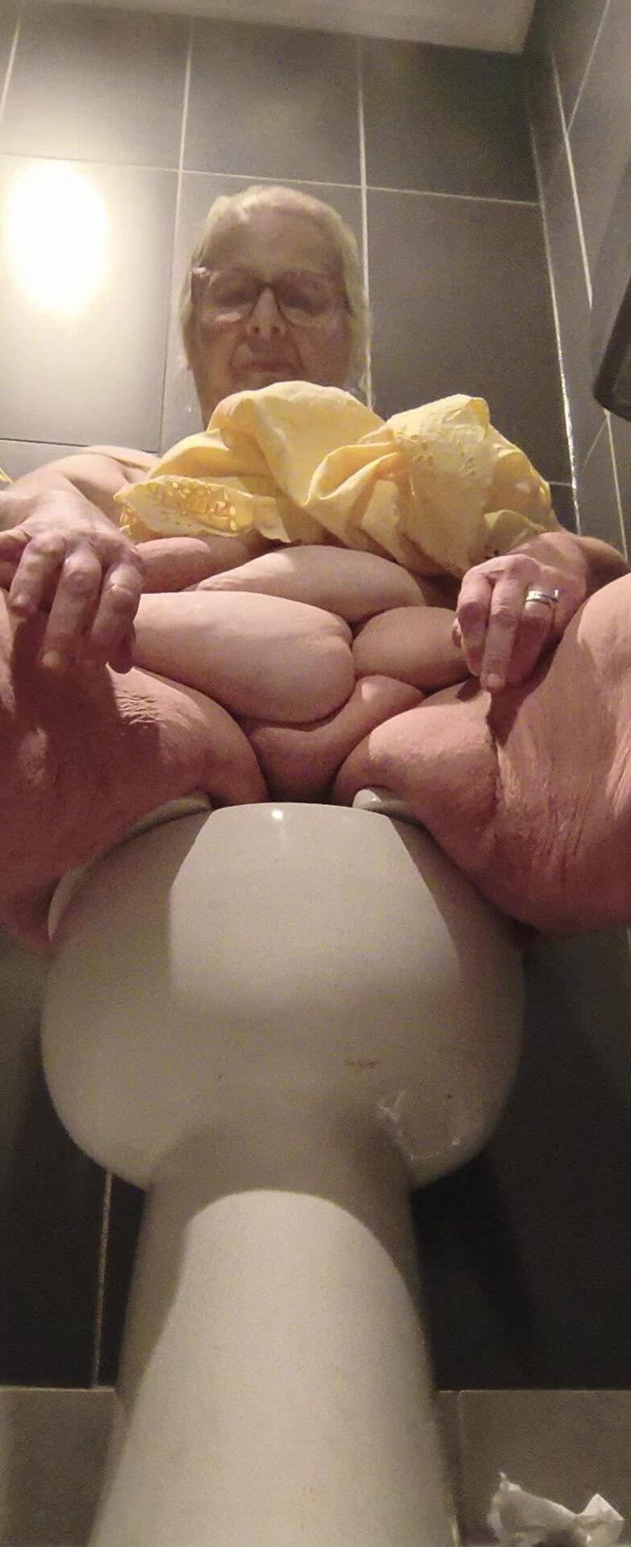 HerculesnVENUS: Dans les toilettes publiques, elle jouit dessus