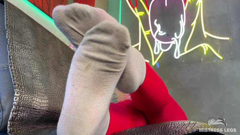 Mistress Legs: लाल चड्डी और गंदे सफेद मोज़े में आपके लिए मेरे स्तनों को हिलाना