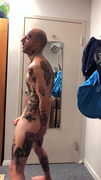 Getatoeide twink masturbatie solo