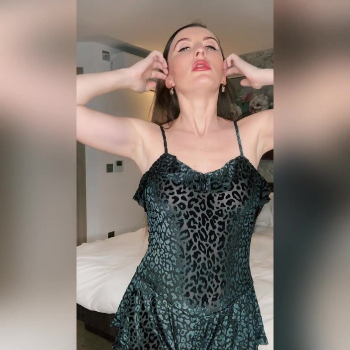 SophiaSmithUK: British totty instructs and encourages