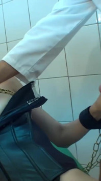 La ragazza legata viene scopata e sborrata in faccia