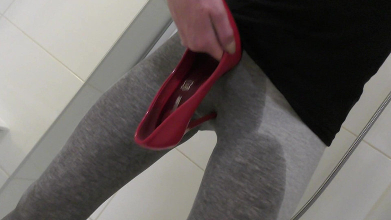 Aqua Pola: Он писает на мою задницу в леггинсах и ступнях