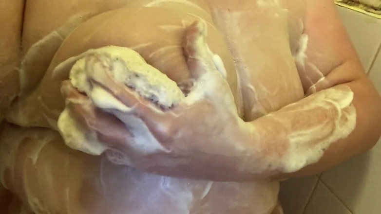Real homemade BBW BBC porn: У душі мию мої величезні цицьки