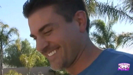 Huge Boobs MILF: Bir arkadaşını ziyaret etmen bu adamı iki sikilebilir lezbiyen kaltakla üçlü...