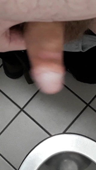 Thebavarianone: Gioca con il cazzo in un bagno pubblico