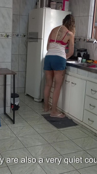 Une jeune soubrette fait des services supplémentaires pour payer la fac.