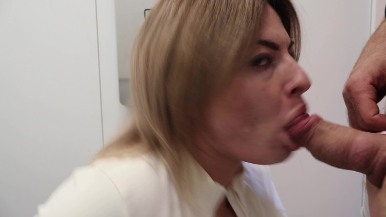 Laura Dee: Sudut pandangan pertama: Lif berisiko Quickie - berkelip tetek &amp; deepthroat selamba (pancutan...