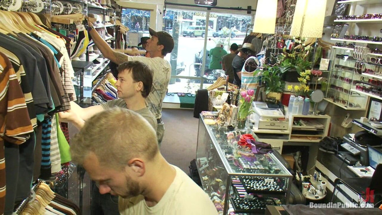 Bound in public: Зухвалий чувак трахається в груповусі в магазині одягу