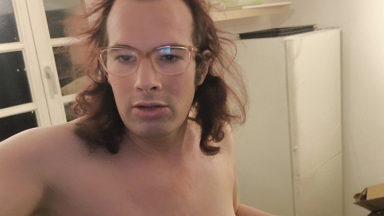 JanineLang: 我裸体倒垃圾（邻居抓我）