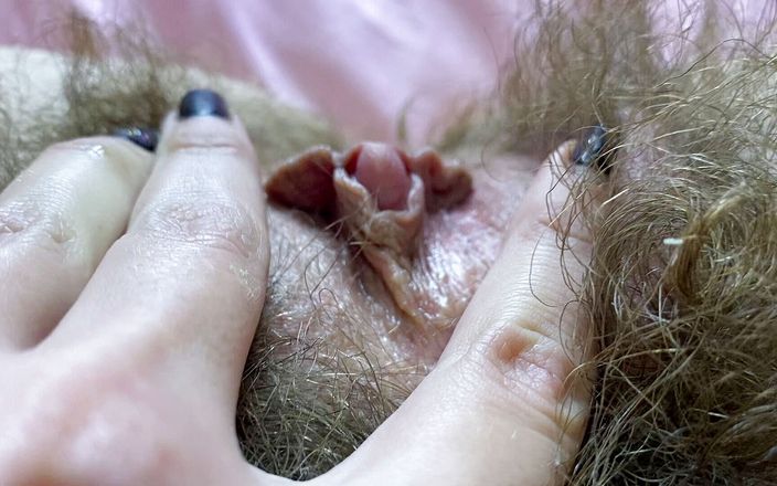 Cute Blonde 666: Prim-plan cu pizdă păroasă cu clitoris mare