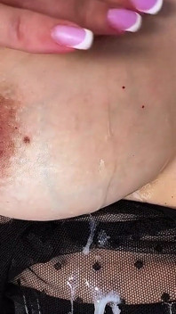 彼女の特大の乳首は、彼女の友人の普通の乳首よりも魅力的に見えます