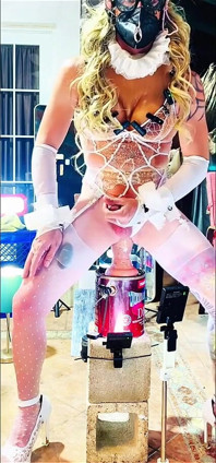 La sexy trans con la tuta bianca benito414 cavalca un dildo dentro