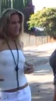 Blondă extra excitată șocată de pula la gaura din zid - gloryhole