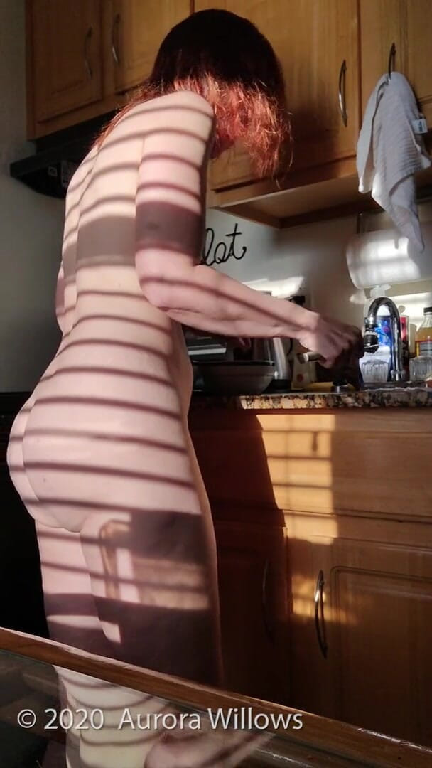 Aurora Willows: Nude making breakfast on vacation