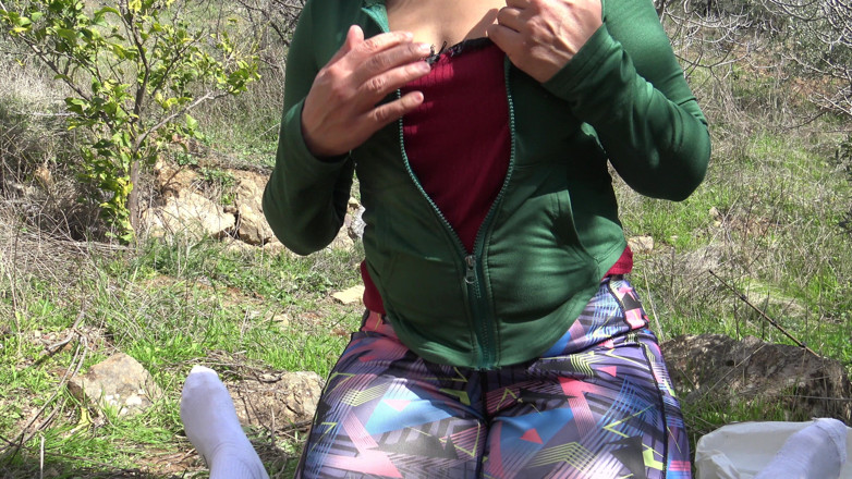 Stepmom Susan: Громадський вуайєрист отримує щасливу мастурбацію від збудженої зрілої дружини-рогоносця